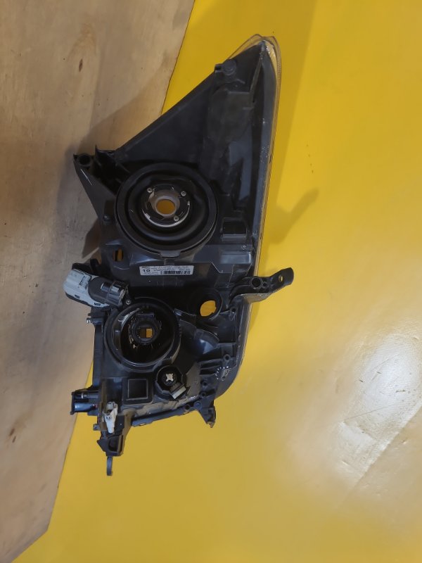 Фара левая AURIS 06-12