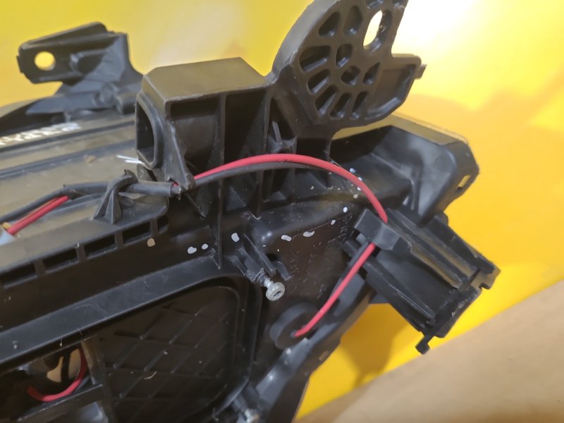 Фара левая AURIS 06-12