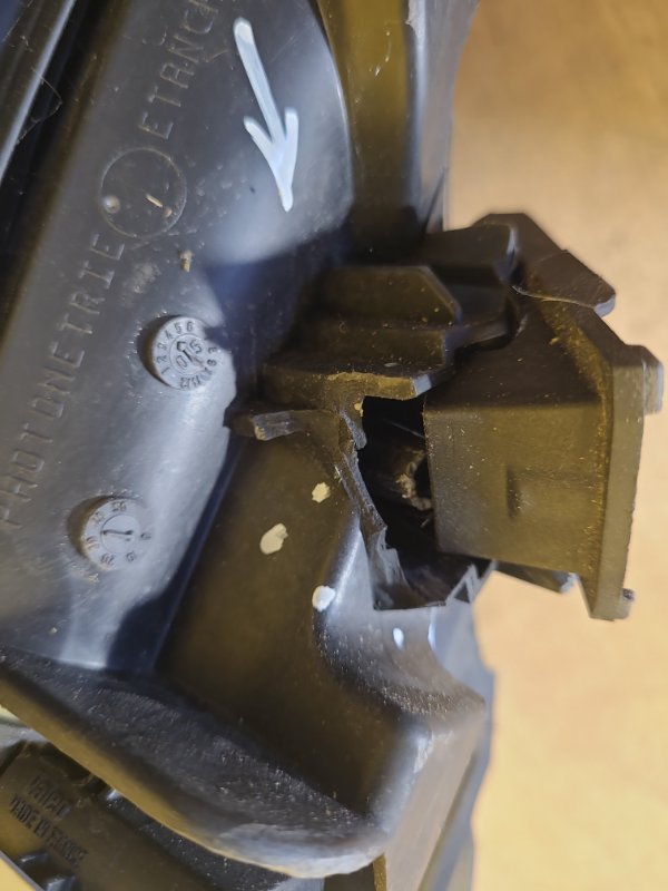 Фара левая AURIS 06-12