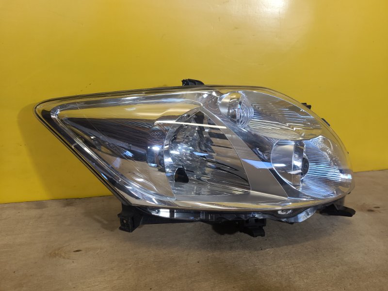 Фара правая AURIS 06-12