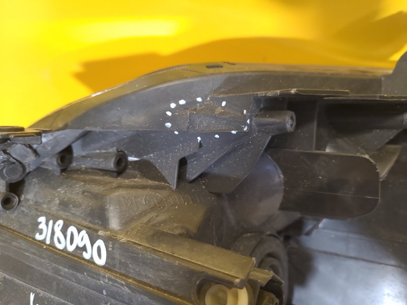 Фара правая AURIS 06-12