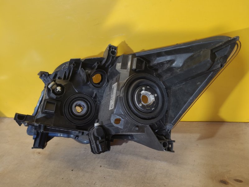 Фара правая AURIS 06-12