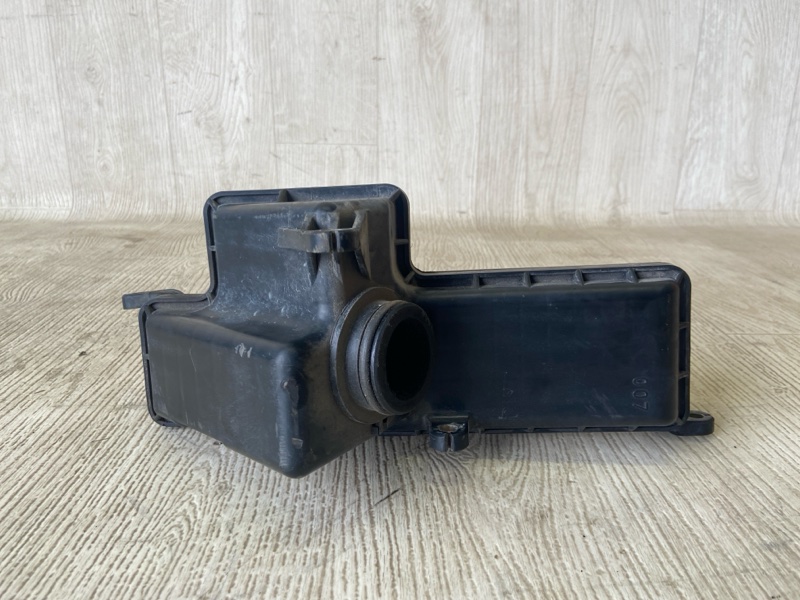 Резонатор воздушного фильтра CARISMA 95-04 1.8 GDI