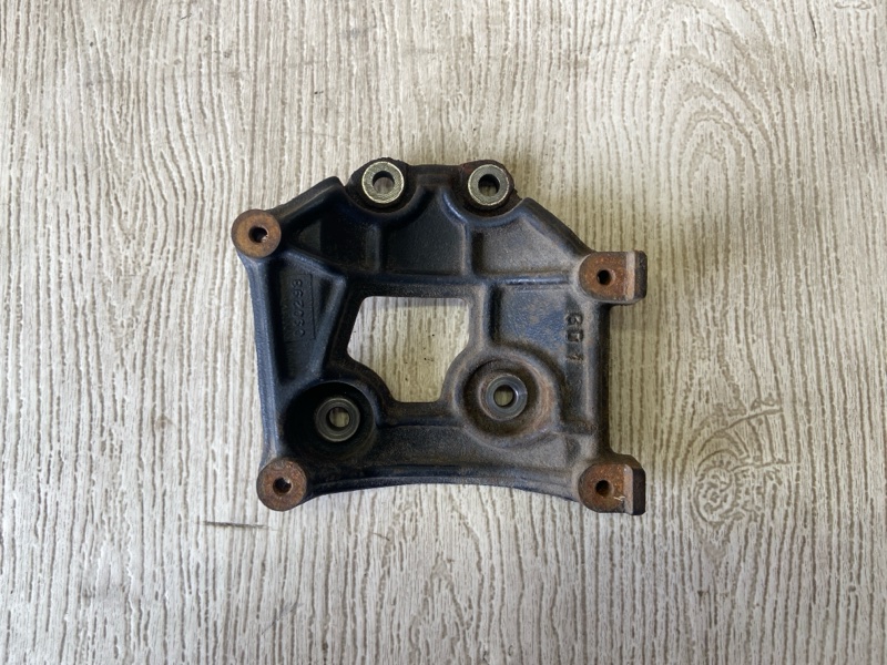 Кронштейн компрессора кондиционера CARISMA 95-04 1.8 GDI Кронштейн компрессора кондиционера CARISMA 95-04 1.8 GDI