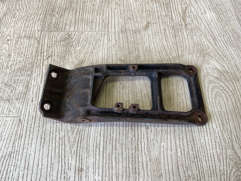 Кронштейн двигателя CARISMA 95-04 1.8 GDI