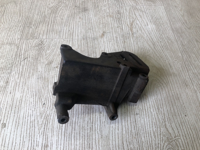 Кронштейн насоса ГУР MITSUBISHI CARISMA 95-04 1.8 GDI MD354753 Б/У