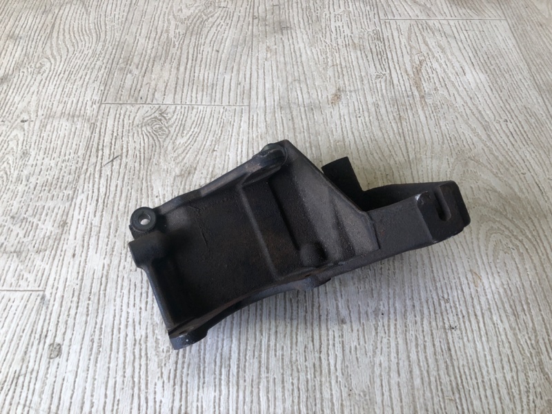 Кронштейн насоса ГУР CARISMA 95-04 1.8 GDI