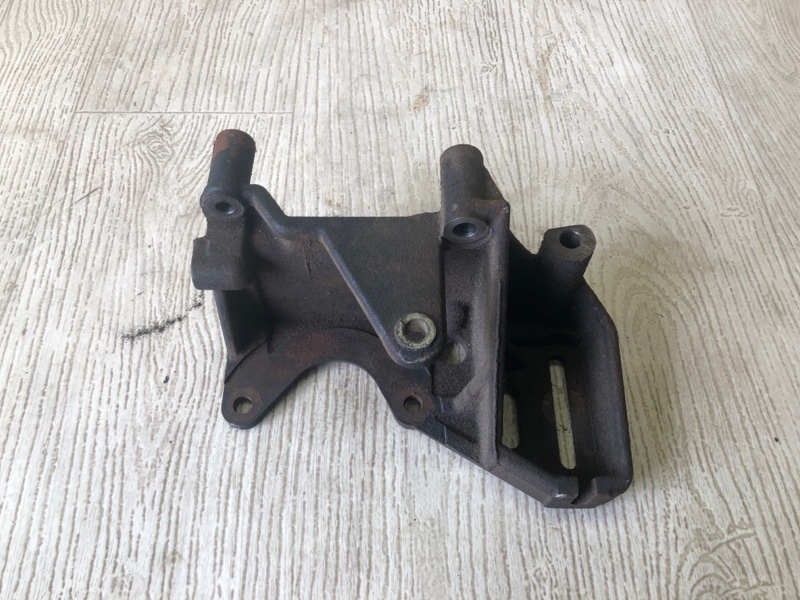 Кронштейн насоса ГУР MITSUBISHI CARISMA 95-04 1.8 GDI