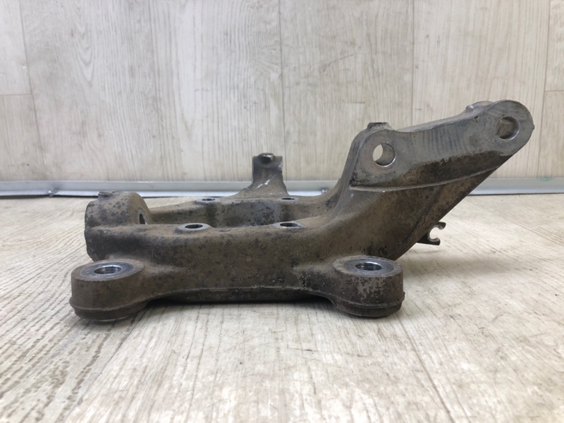 Кулак поворотный передний левый GRAND CARAVAN 08-