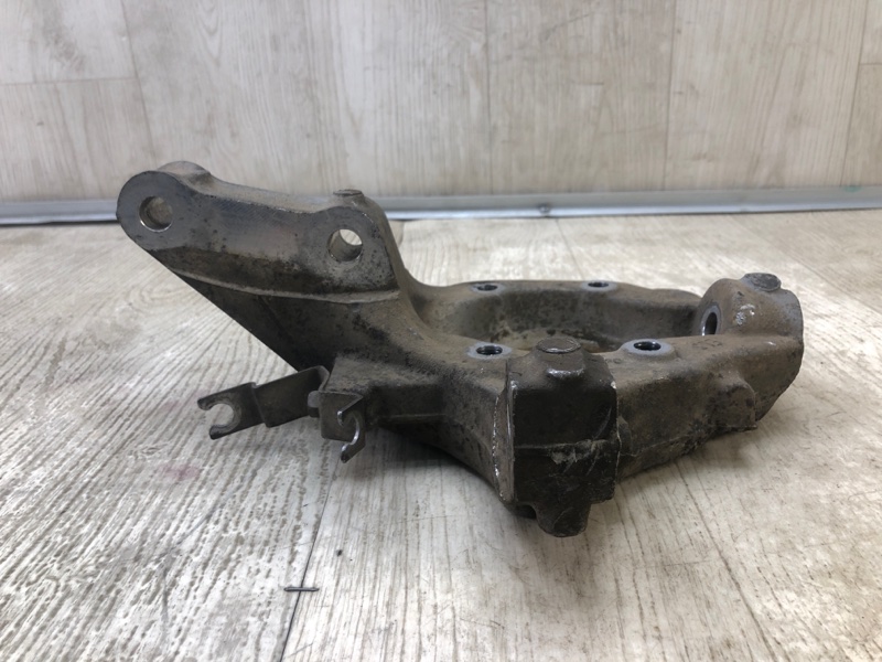 Кулак поворотный передний левый GRAND CARAVAN 08-