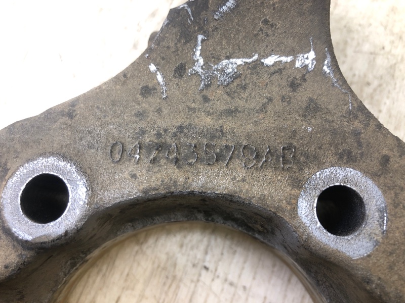 Кулак поворотный передний левый GRAND CARAVAN 08-