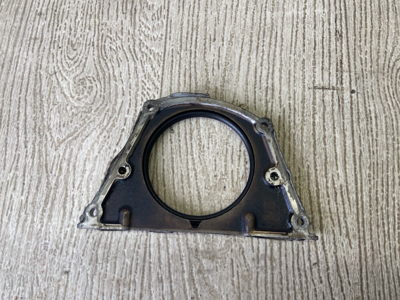 Крышка коленвала CARISMA 95-04 1.8 GDI