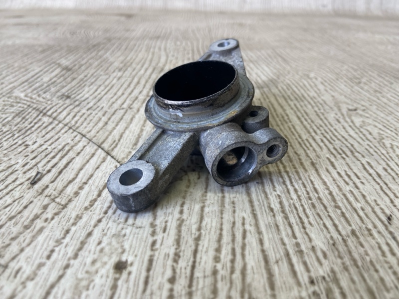 Кронштейн MITSUBISHI CARISMA 95-04 1.8 GDI