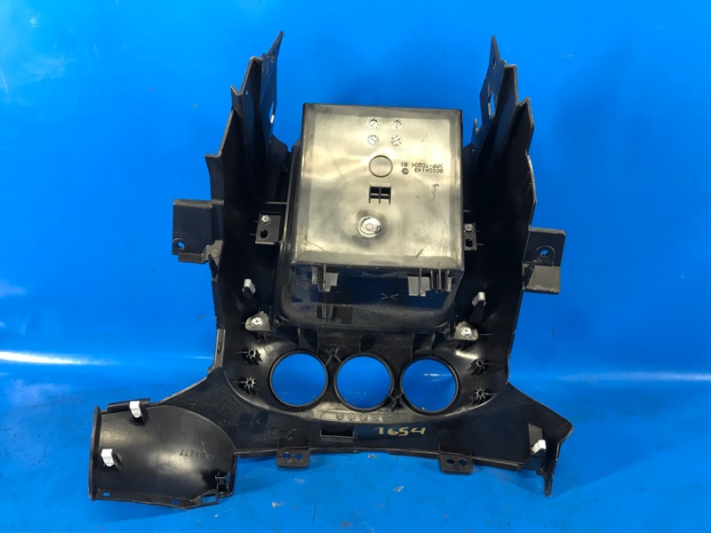 Накладка торпедо центр. OUTLANDER XL 05-13 2011 2.4 4B12