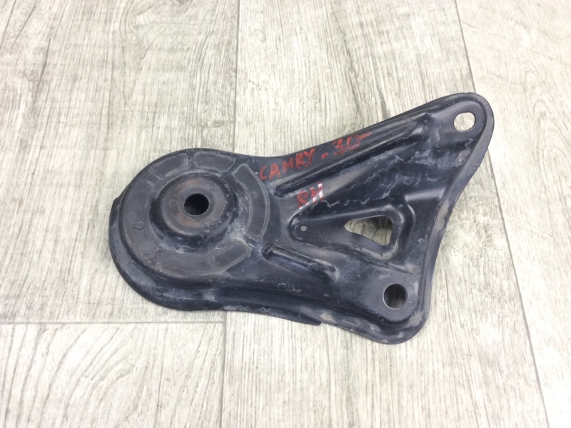 Крепление балки подвески заднее правое TOYOTA CAMRY 30 02-06 51023-33040 Б/У