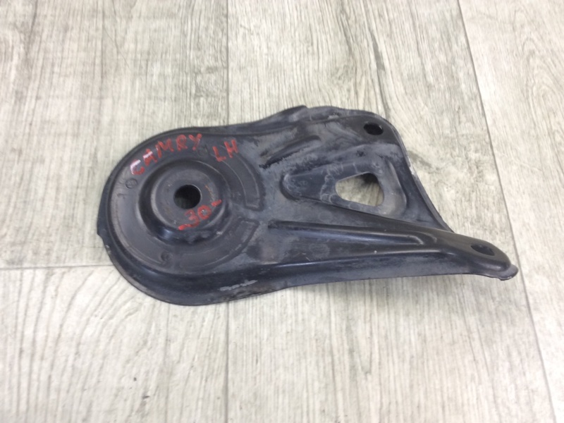 Крепление балки подвески заднее левое TOYOTA CAMRY 30 02-06 51024-33050 Б/У