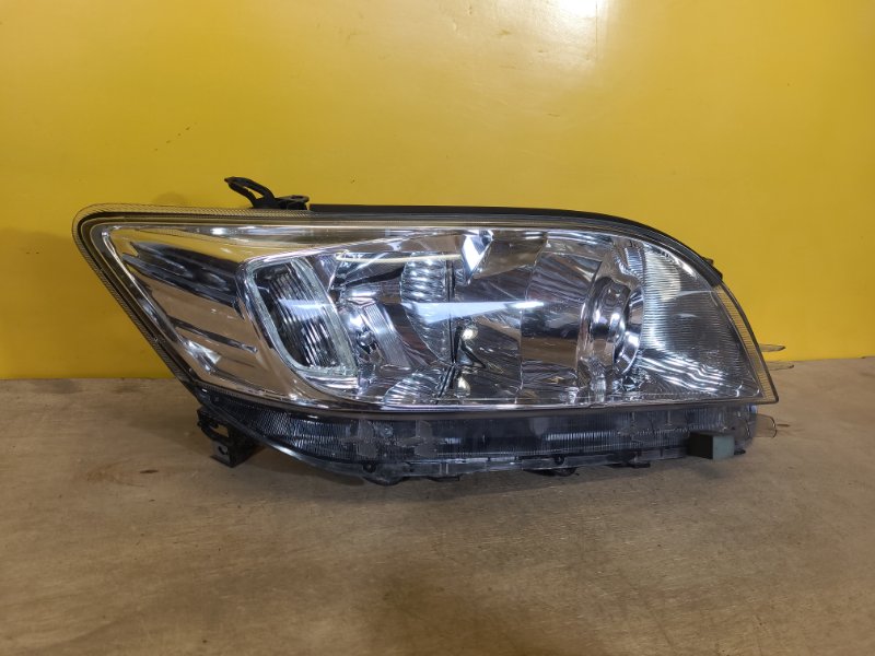 Фара правая RAV4 05-12