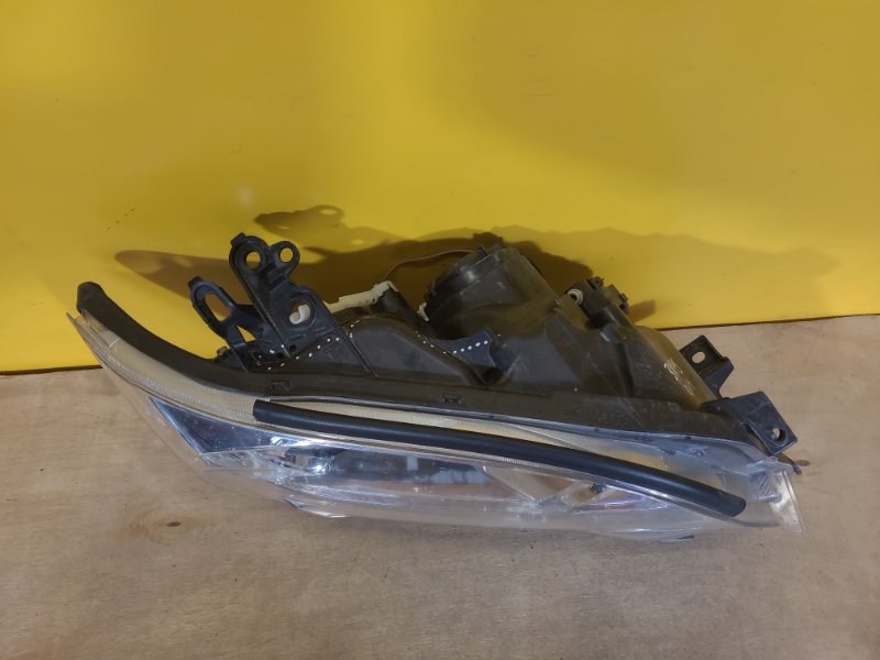 Фара правая RAV4 05-12