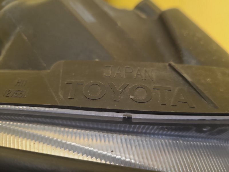 Фара правая RAV4 05-12