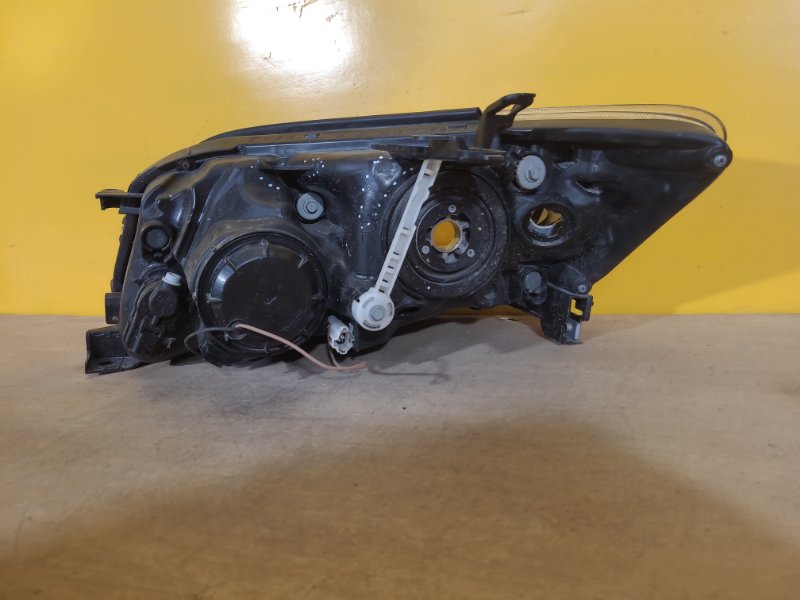 Фара правая RAV4 05-12