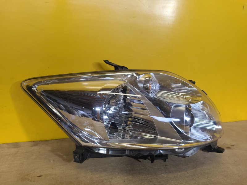 Фара правая AURIS 06-12