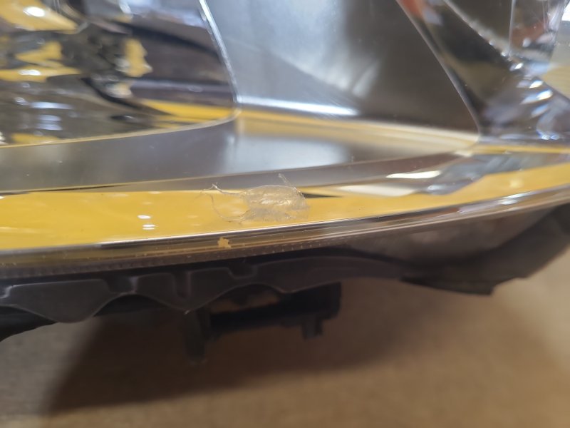 Фара правая AURIS 06-12