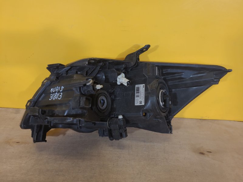 Фара правая AURIS 06-12