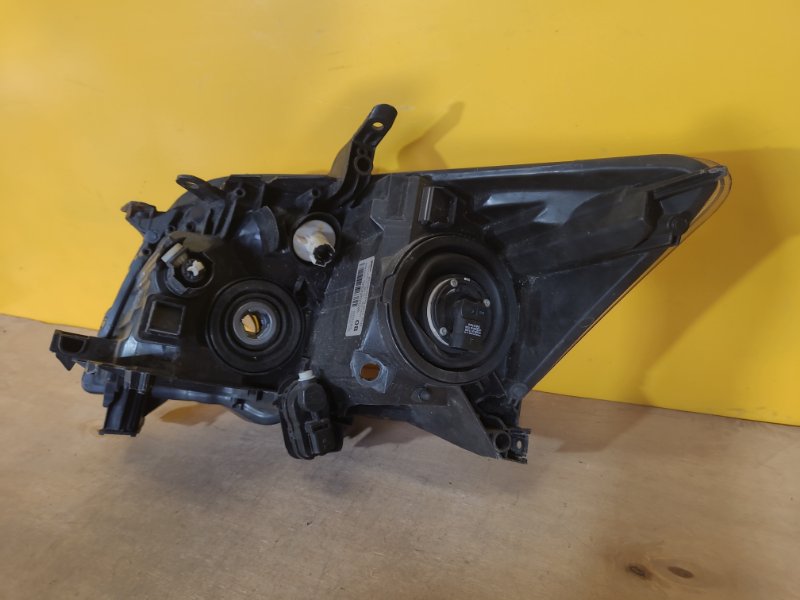 Фара правая AURIS 06-12