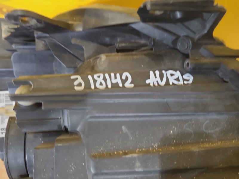 Фара левая AURIS 06-12