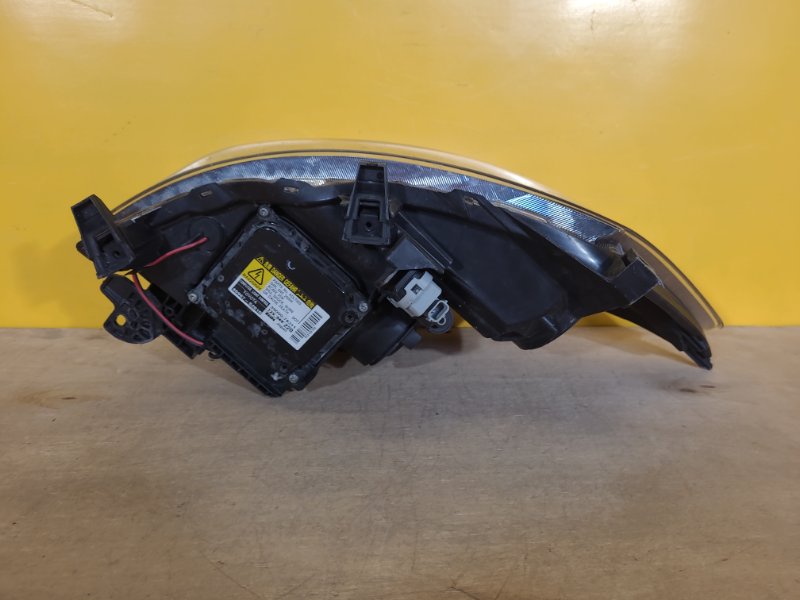 Фара левая AURIS 06-12