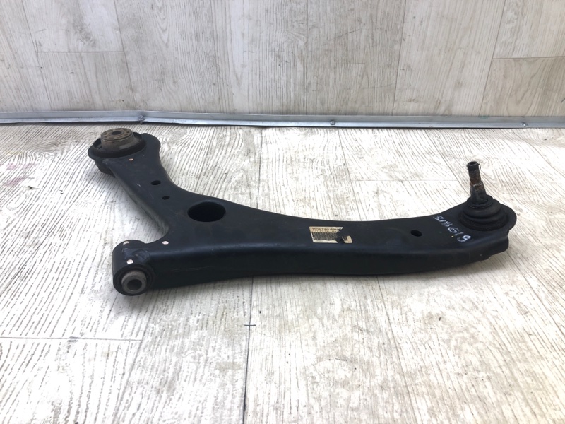 Рычаг передней подвески нижний правый GRAND CARAVAN 08-