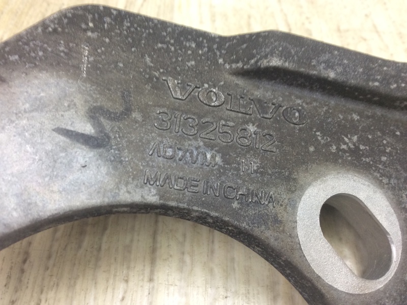 Кронштейн редуктора VOLVO XC90 15-19 Внедорожник B4204T27