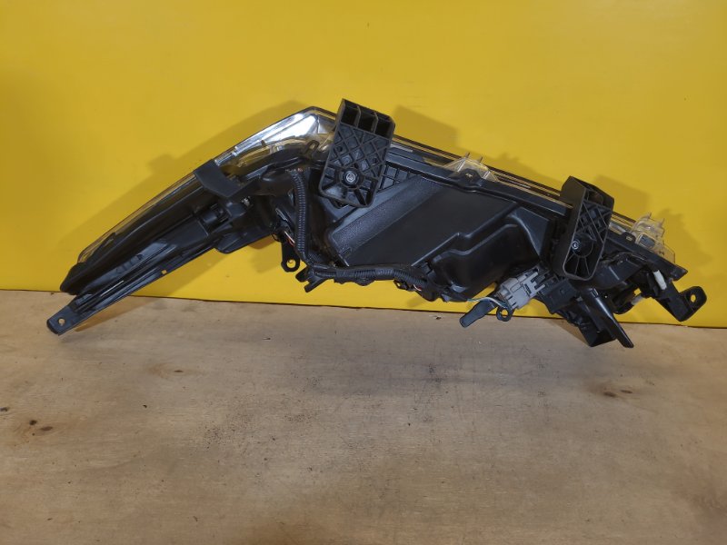 Фара правая COROLLA 12-19 E180