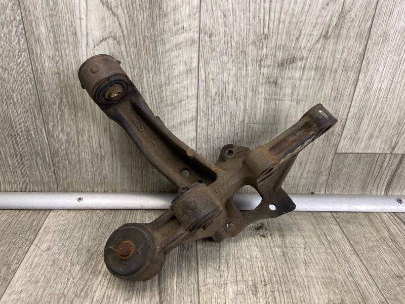 Цапфа задняя левая CAMRY 40 06-11