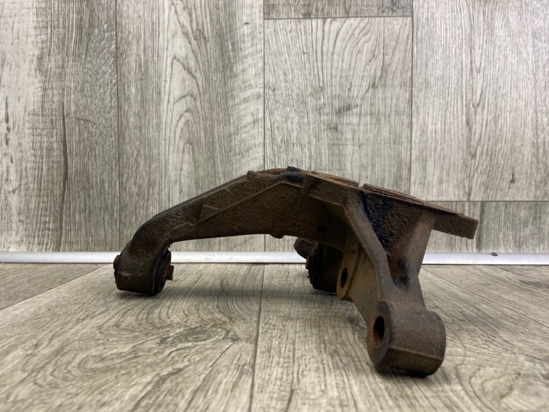 Цапфа задняя левая CAMRY 40 06-11