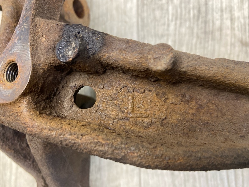 Цапфа задняя левая CAMRY 40 06-11