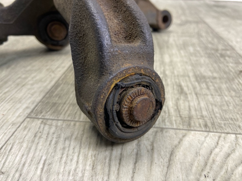 Цапфа задняя левая CAMRY 40 06-11