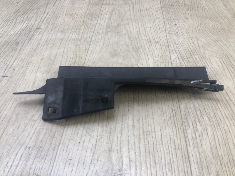 Дефлектор радиатора правый CIVIC 4D 06-11 FD