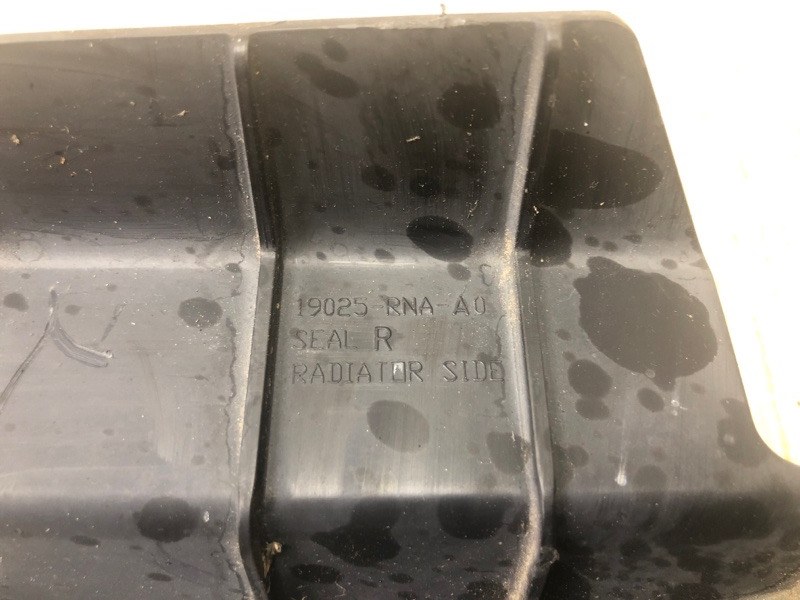 Дефлектор радиатора правый CIVIC 4D 06-11 FD