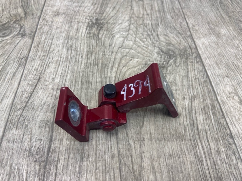 Петля двери передняя правая VOLKSWAGEN JETTA USA 10-17 8K0831402H Б/У