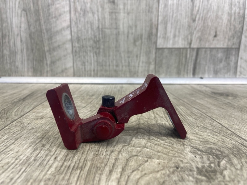 Петля двери передняя правая JETTA USA 10-17