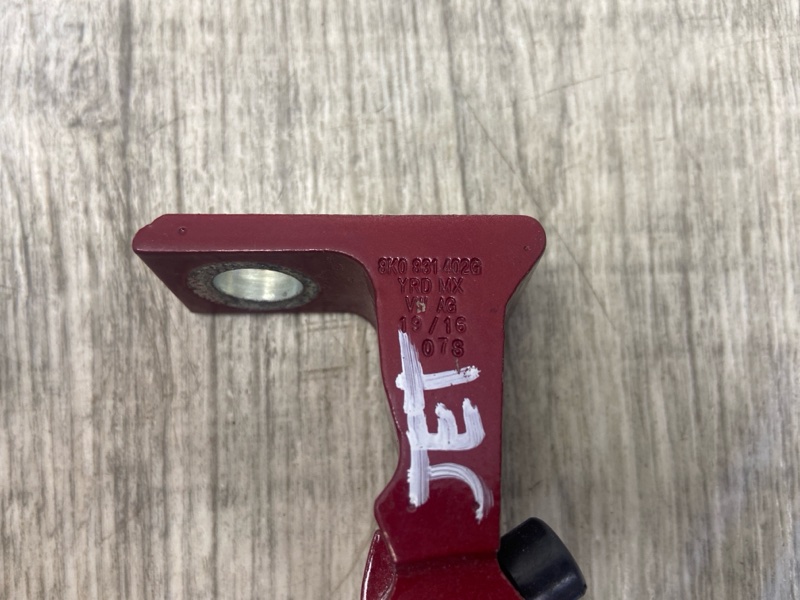 Петля двери передняя правая JETTA USA 10-17