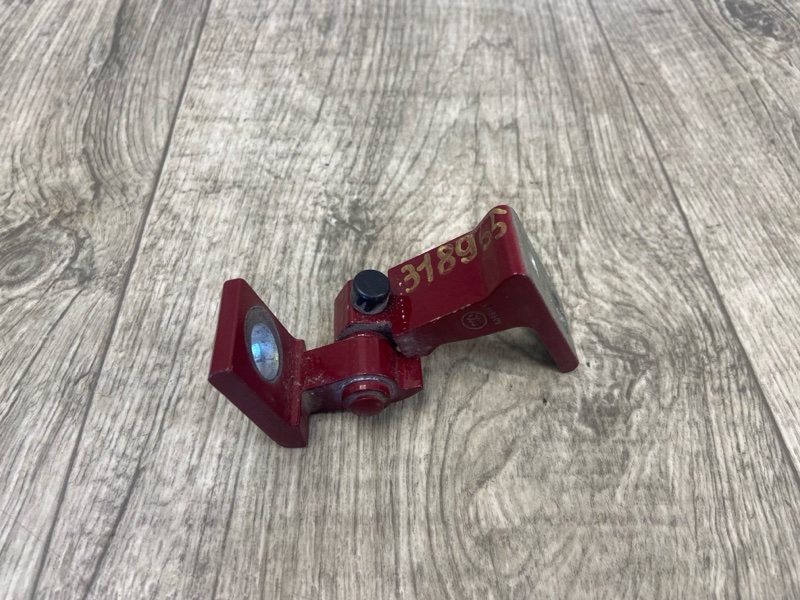 Петля двери нижняя задняя правая VOLKSWAGEN JETTA USA 10-17 8K0831402H Б/У