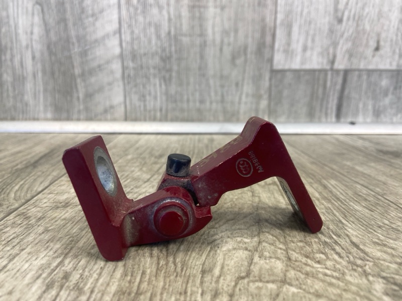 Петля двери нижняя задняя правая JETTA USA 10-17