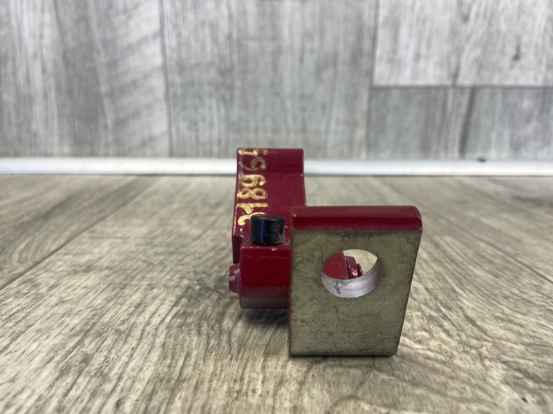 Петля двери нижняя задняя правая JETTA USA 10-17