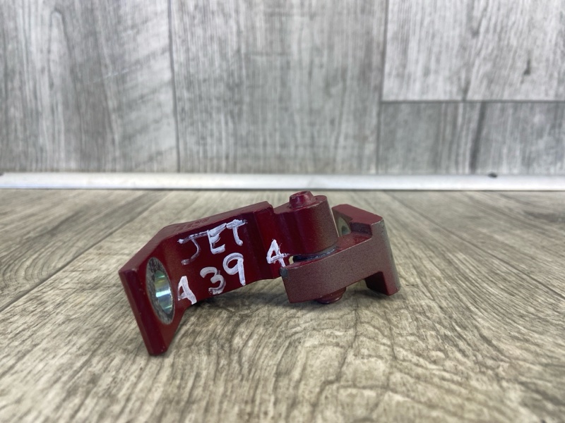 Петля двери нижняя задняя правая JETTA USA 10-17