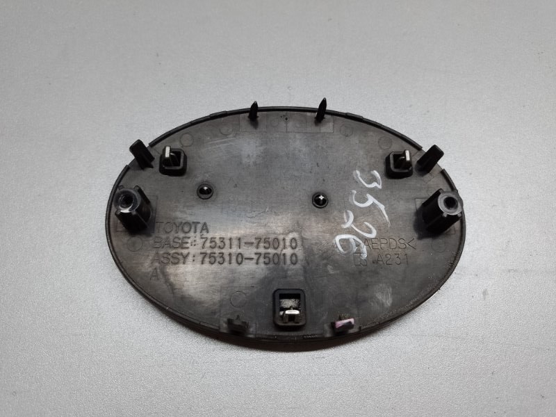 Эмблема передняя PRIUS C/AQUA 11-14 2013 NHP10L 1NZ-FXE 1.5L