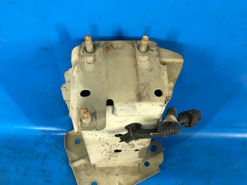 Кронштейн усилителя переднего бампера правый NISSAN SENTRA B17 12-21 B17 1.8 MRA8DE