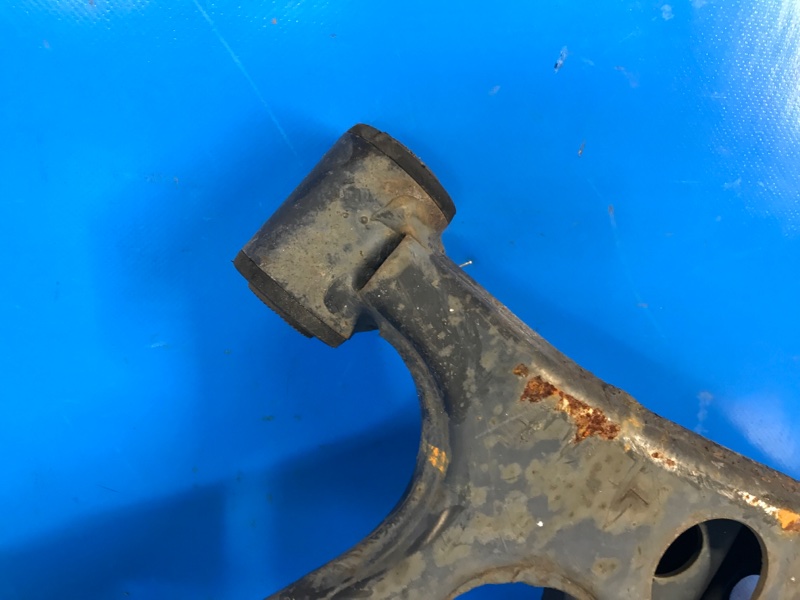 Рычаг передней подвески нижний левый TOYOTA PRIUS - 30 09-17 ZVW30 1.8 2ZRFXE