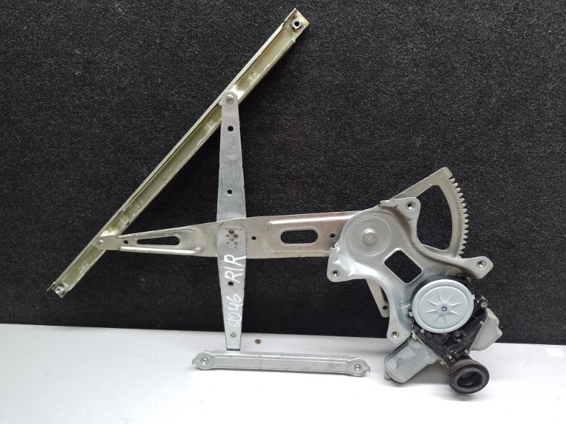 Стеклоподъемник задний правый TOYOTA PRIUS - 30 09-17 69801-52070 Б/У